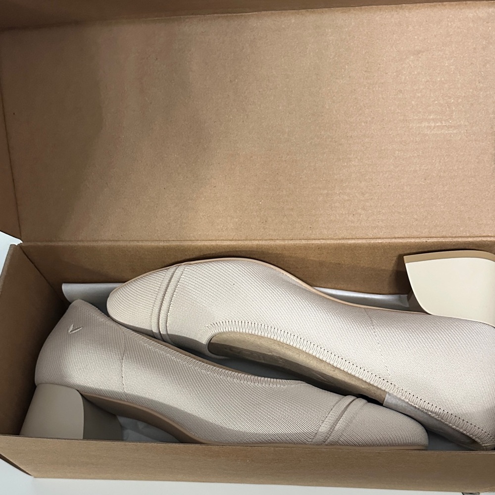 Vivaia Cream Ivory Julie Pro Pumps. Size 8. NIB.